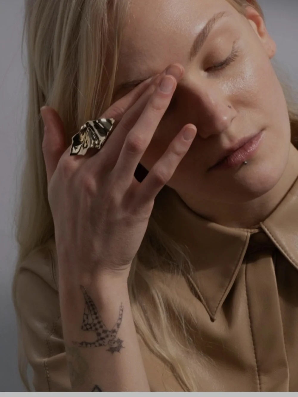 ALEXIS BITTAR Crumpled Metal Graceful Leaf Shaped Sculpted Yellow Gold Ring